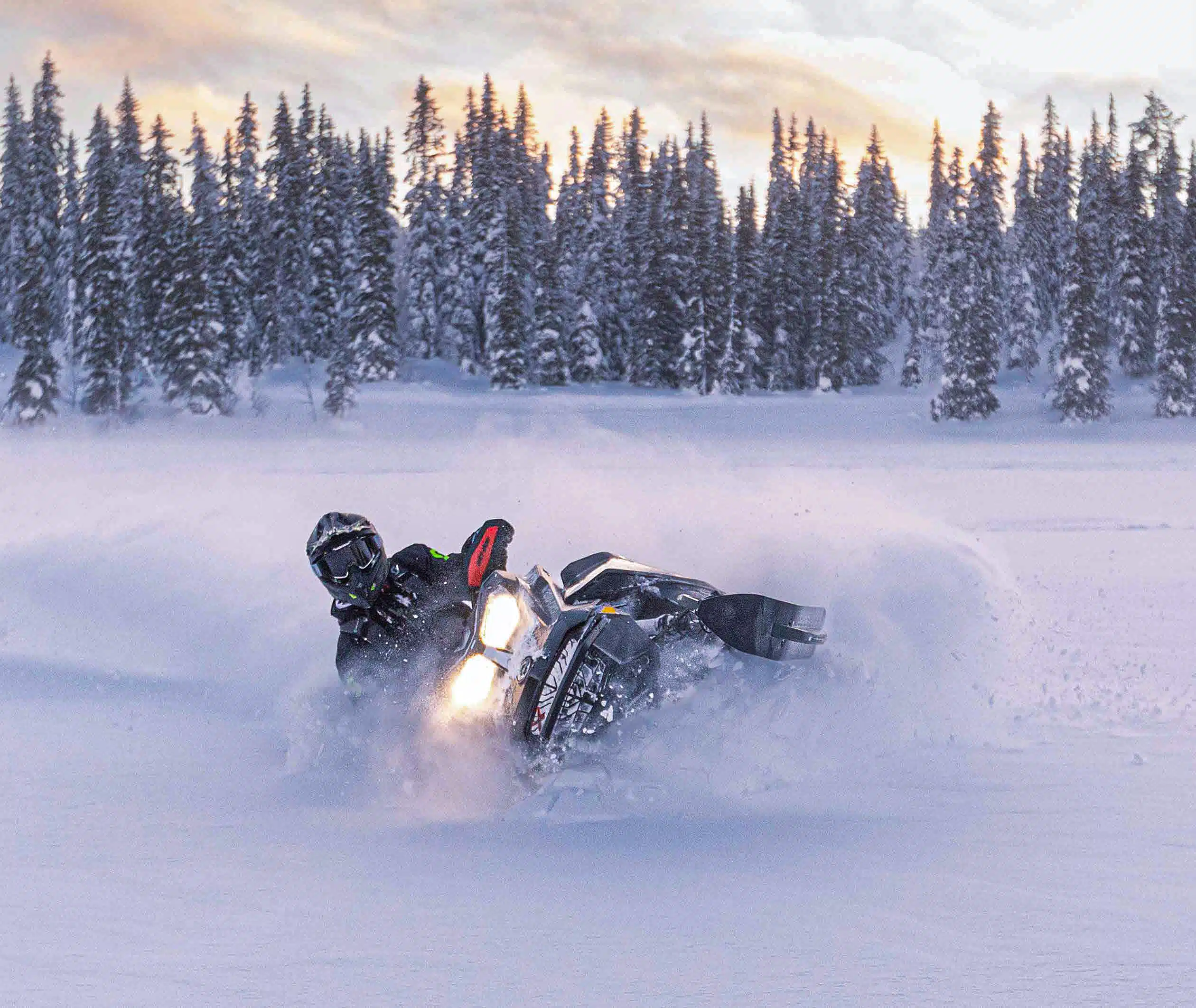 Arctic Action Weeks in Lappland mit Schneemobil Touren und Ice Drift
