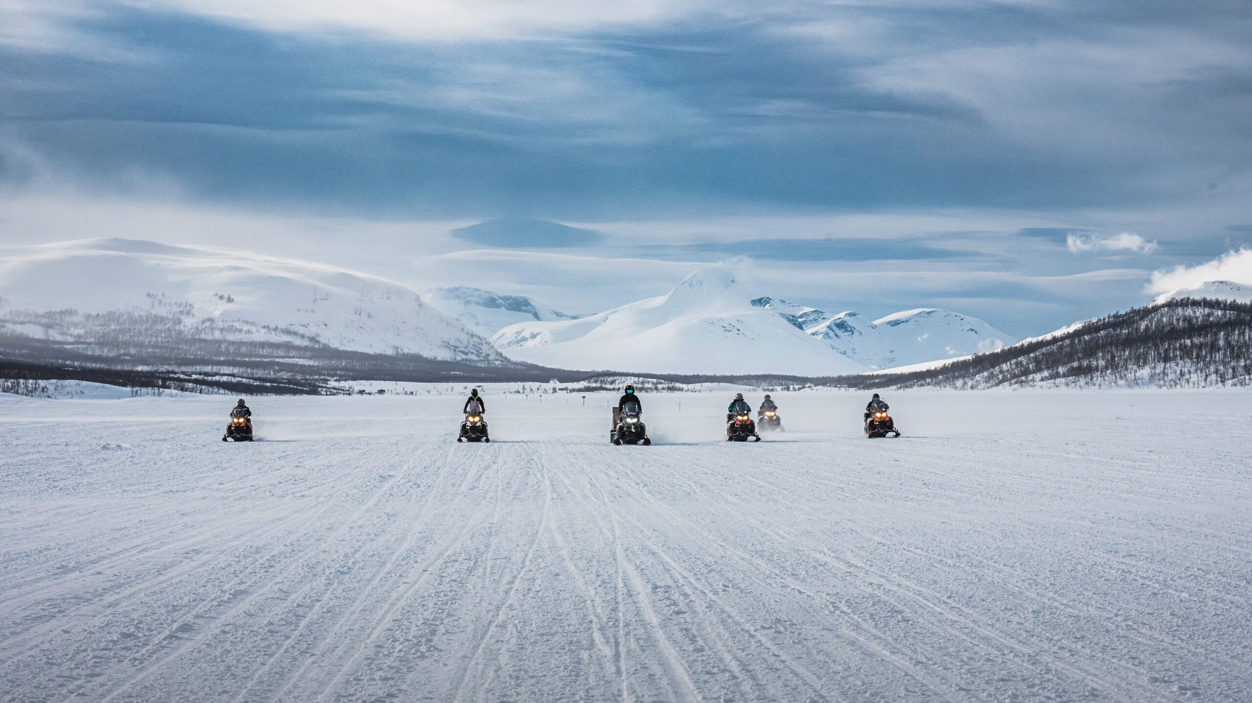 8-Tage Schneemobil Safari in Lappland mit Wildnis, Blockhütten und langen Etappen